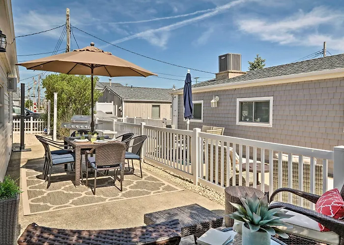 Beachy Lavallette Cottage W/ Outdoor Shower, Patio